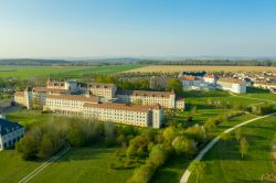 Uno scorcio dall'alto di Magny-le-Hongre, Francia. Situata nell'Ile-de-France, questa graziosa località ha un ricco patrimonio storico e culturale. 
