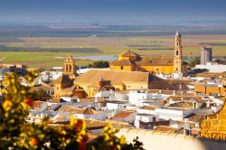 Uno scorcio dall'alto di Osuna, Andalusia, Spagna. Questa città vanta un patrimonio architettonico unico nel suo genere grazie anche all'università fondata nel 1548, ancora ...