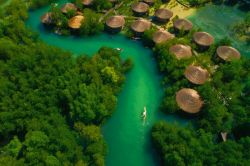 Uno scorcio dall'alto di Payam Island (Koh Payam), Ranong, Thailandia. Siamo nel mare delle Andamane - © shutter_o / Shutterstock.com