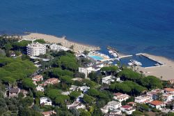 Uno scorcio dall'alto di San Felice Circeo, provincia di Latina. Il Comune si articola attorno al classico sistema urbanistico del cardo e del decumano, le due strade principali e perpendicolari, ...