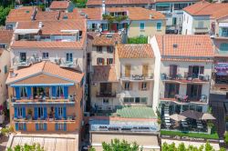 Uno scorcio dall'alto sui tetti delle case di Le Lavandou, Francia (diaprtimento del Var) - © Juergen Wackenhut / Shutterstock.com