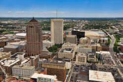 Uno scorcio dall'alto sul lato nord della città di Columbus, stato dell'Ohio, USA. Situata nel cuore del paese, ne è il centro più grande e popoloso.
