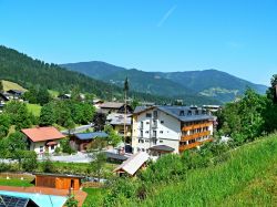 Uno scorcio dall'alto sul villaggio di Flachau nelle Alpi austriache. E' una delle stazioni sciistiche specializzate nello sci alpino.

