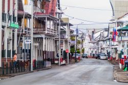 Uno scorcio degli antichi edifici coloniali nel centro di Paramaribo, Suriname - © Matyas Rehak / Shutterstock.com