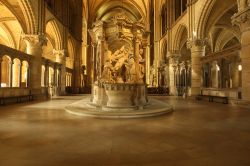 Uno scorcio degli splendidi interni della basilica di Saint-Remi a Reims, Francia. Dal 1991 fa parte della lista dei patrimoni dell'umanità dell'Unesco - © Eugene Regis / ...