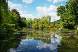 Uno scorcio dei giardini di Giverny, Francia, in primavera.
