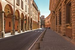 Uno scorcio dei portici nel cuore di Bologna, Emilia-Romagna.
 