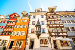Uno scorcio dei tradizionali palazzi di Zugo, Svizzera, con le facciate decorate e impreziosite con elementi in legno.
