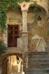 Uno scorcio del borgo antico di Bussana Vecchia, Sanremo, Liguria. Abbandonato per decenni dopo il terremoto del 1887, il borgo ha ricominciato ad essere abitato dal 1950 da artisti italiani ...