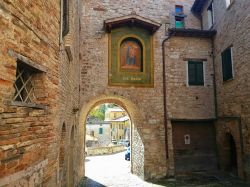 Uno scorcio del borgo antico di Pergola, Pesaro e Urbino. Questa località sorge lungo l'alta valle del Cesano su un ampio terrazzo alla confluenza con il Cinisco. 
