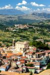 Uno scorcio del borgo di Avigliano con Ruoti sullo sfondo, Basilicata. Il piccolo Comune di Ruoti, immerso fra vigneti estesi e boschi con esemplari di abete bianco, è un'altra perla ...