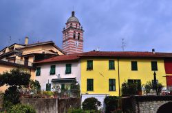 Un suggestivo panoroma di Brugnato, La Spezia, Italia. Questo paesino del territorio ligure ospita interessanti monumenti religiosi e civili da visitare.
