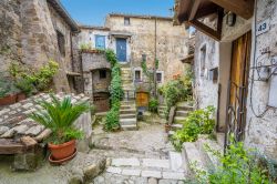 Uno scorcio del borgo di Calcata nel Lazio - © Stefano_Valeri / Shutterstock.com
