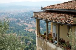 Uno scorcio del borgo di Fiesole, Toscana. Fra le attrazioni principali di questa località vi sono gli itinerari fra boschi e colline oltre che i monumenti e le vestigia del suo antico ...