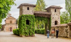 Uno scorcio del borgo di Grazzano Visconti, vicino Piacenza e Parma