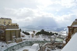 Uno scorcio del borgo di Irsina con la neve, provincia di Matera, Basilicata. Questa graziosa località sorge a 548 metri sul livello del mare nella valle del Bradano. E' uno dei paesi ...