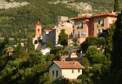 Uno scorcio del borgo di Roquebrune-Cap-Martin, Francia: il paese si estende lungo la costa fra il confine con il Principato di Monaco e il torrente Gorbio che scende dall'omonimo Comune.
 ...