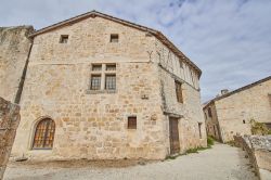 Uno scorcio del borgo fortificato di Larressingle, Condom, Francia. Nascosta fra i vigneti, questa località si trova nel cuore della celebre terra dell'Armagnac.
