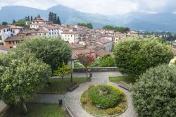 Uno scorcio del borgo medievale di Barga, Toscana, con giardini pubblici.
