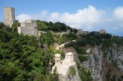 Uno scorcio del borgo medievale di Erice, provincia di Trapani (Sicilia). Il nome Erice deriva da Erix, personaggio mitologico figlio di Afrodite e di But, ucciso da Eracle.
