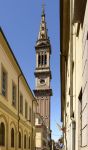 Uno scorcio del campanile di Alessandria visto da una stradina del centro storico, Piemonte.


