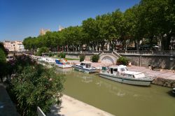 Uno scorcio del Canal du Midi nel centro di Narbonne, Francia.
