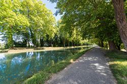 Uno scorcio del canale della Garonna nei pressi di Moissac, Francia. Prolungamento del Canal du Midi, si snoda per 193 chilometri. 
