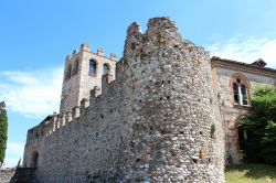 Uno scorcio del castello di Desenzano del Garda, provincia di Brescia, Lombardia. Posto in cima alla collina, il castello costruito intorno al X° secolo, domina l'intero panorama circostante  ...