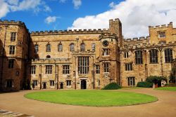Uno scorcio del castello di Durham, Inghilterra, in una giornata limpida e soleggiata. L'edificio venne costruito nell'XI° secolo per dimostrare il potere del re normanno in Inghilterra ...