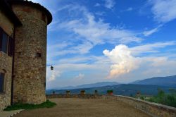 Uno scorcio del castello di Gabbiano a San Casciano in Val di Pesa, Firenze, Toscana. Venne costruito come baluardo difensivo sulla strada lungo la Greve, una tra le più importanti vie ...