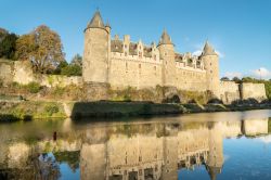 Uno scorcio del castello di Josselin sul fiume Oust, Bretagna, Francia. Il maniero fu costruito la prima volta nell'XI° secolo e poi riedificato più volte.

