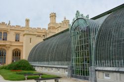 Uno scorcio del castello di Lednice in Moravia, Repubblica Ceca. Progettato in stile gotico Tudor, questo capolavoro di architettura romantica è uno dei monumenti più visitati ...