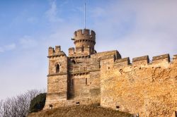 Uno scorcio del castello di Lincoln, Lincolnshire, Inghilterra. Costruito nell'XI° secolo da Guglielmo il Conquistatore, sorge su antiche fortificazioni romane - © travellight / ...