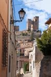 Uno scorcio del castello di Pelegrina da una stradina di Guadalajara, Spagna. 
