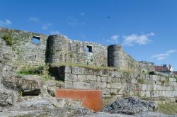 Uno scorcio del castello di Ribadavia, Spagna. Fondato nel IX° secolo ma risalente in gran parte al XV° questo maniero è frutto di rifacimenti successivi. 
