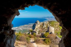 Uno scorcio del castello di Sant'Ilarion, distretto di Kyrenia, visto dall'alto di una torre, Cipro. Venne convertito in fortezza soltanto attorno al 1100: prima aveva funzione religiosa. ...