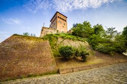 Uno scorcio del castello e dei bastioni che dominano il borgo di Longiano in Romagna