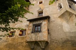 Uno scorcio del castello Herbstenburg a Dobbiaco, Val Pusteria (Bolzano). Proprietà privata, il castello non può essere visitato all'interno ma già dall'esterno ...