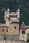Uno scorcio del castello medievale di Saint Pierre in Valle d'Aosta. Per il suo aspetto scenografico è diventato, assieme a quello di Fénis, uno dei monumenti simbolo della ...