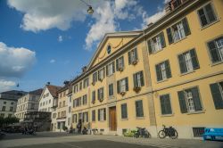 Uno scorcio del centro città di Winterhur, Svizzera, su cui si affaccia un elegante edificio dalla facciata color ocra - © Kit Leong / Shutterstock.com