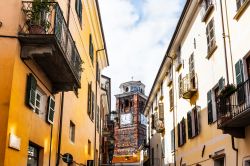 Uno scorcio del centro cittadino di Cuneo, Piemonte. Sullo sfondo, la chiesa con l'orologio della torre campanaria.



