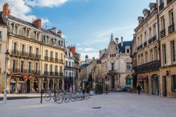 Uno scorcio del centro cittadino di Digione, Francia. In primo piano, una stazione per il noleggio delle biciclette - © John_Silver / Shutterstock.com