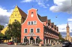 Uno scorcio del centro cittadino di Ingolstadt, Germania, con edifici storici e commerciali. Nonostante sia una delle più grandi città della Baviera, a Ingolstadt si respira l'atmosfera ...