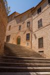 Uno scorcio del centro cittadino di Offagna, Ancona, Marche. Questo borgo della provincia di Ancona è abitato da poco meno di 2 mila persone.
