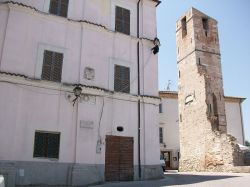 Uno scorcio del centro con i resti della torre campanaria di Ancarano in Abruzzo - © Ermanon, CC BY-SA 3.0, Wikipedia