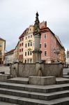 Uno scorcio del centro di Bautzen, Germania, con una fontana decorata.
