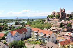 Uno scorcio del centro di Breisach con il fiume Reno sullo sfondo (Germania) - © 142226404 / Shutterstock.com