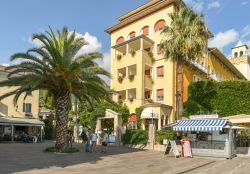 Uno scorcio del centro di Gardone Riviera, località costiera del Lago di Garda, Lombardia - © Ceri Breeze / Shutterstock.com