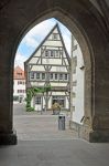 Uno scorcio del centro di Isny im Allgau, Germania, attraverso un antico arco.



