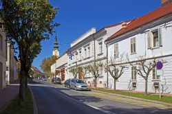 Uno scorcio del centro di Lendava, Slovenia, con le sue tipiche case affacciate su una stradina.



